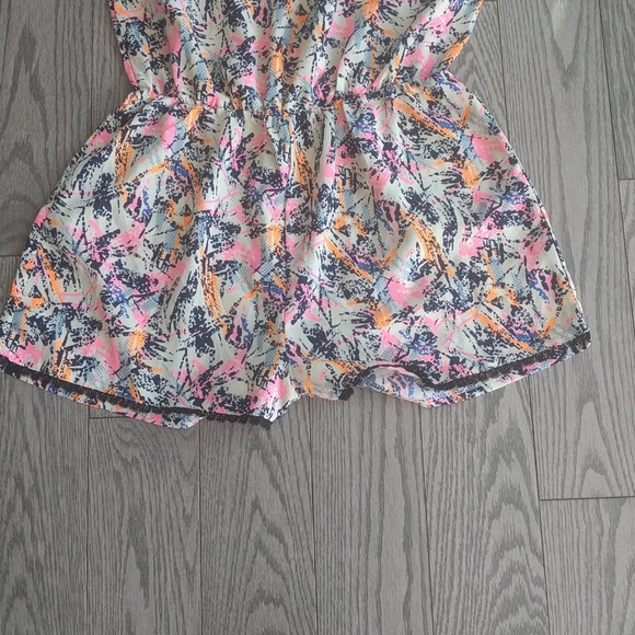 Beautiful romper by sans Souci🌼🌼🌸 - Picture 3 of 9